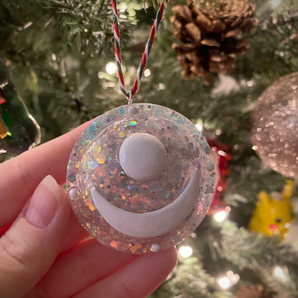 3/20$ Sailor Moon Christmas Ornament | Brooch - Picture 4 of 9